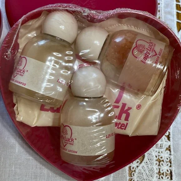2 VTG SEALED Lady Luck Las Vegas Casino & Hotel Toiletries Bath & Beauty Hearts - Picture 4 of 9